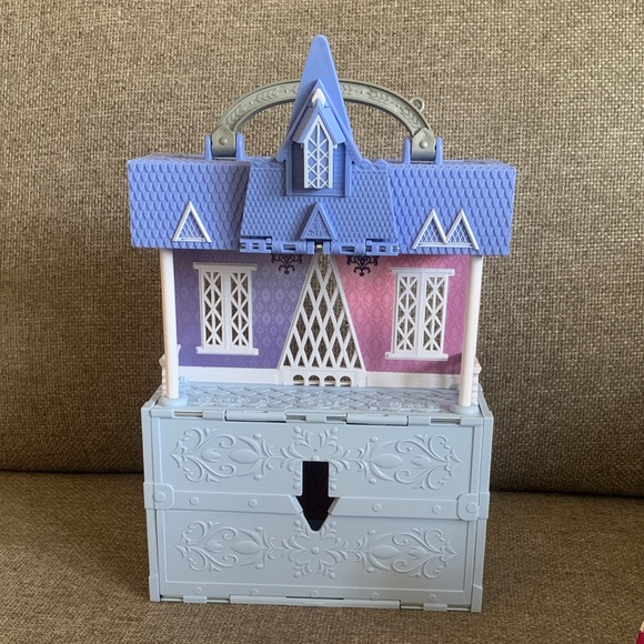 Disney Frozen 2 Pop Up Adventures Castle Playset with Furniture - Picture 8 of 11